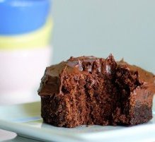 A rich & gooey chocolate mug cake you can make in the microwave, under 200 calories for the entire thing! Full recipe: http://chocolatecoveredkatie.com/2011/11/06/one-minute-chocolate-cake/ A rich & gooey chocolate mug cake you can make in the microwave, under 200 calories for the entire thing! Full recipe: http://chocolatecoveredkatie.com/2011/11/06/one-minute-chocolate-cake/