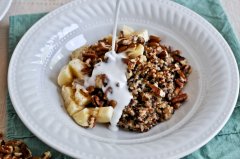 Breakfast Quinoa I howsweetetas.com Breakfast Quinoa I howsweetetas.com