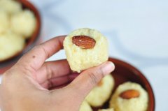 coconut laddoo