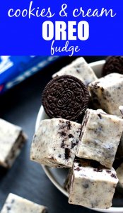 Cookies and Cream Oreo Fudge - a three-ingredient fudge that will have everyone asking for seconds! You need to make it for the holidays! cookies and cream oreo fudge long Cookies and Cream Oreo Fudge