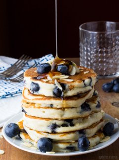 Extra Fluffy Blueberry Almond Pancakes- greek yogurt makes these pancakes so thick and fluffy! sweetpeasandsaffron.com