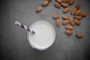 Homemade Vanilla Almond Milk // shutterbean