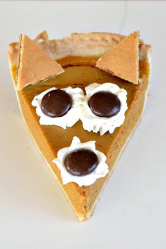 How cute is this pumpkin pie fox? This healthy recipe is perfect for your Thanksgiving table. | Real Food Real Deals