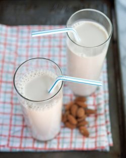 How to Make Almond Milk at Home