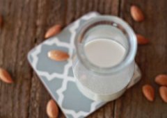 How to make thick, rich, and creamy almond milk coffee creamer | kitchentreaty.com