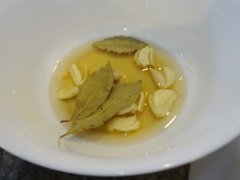 garlicsauce In a mixing bowl, create the marinade by combining the crushed garlic, ground white pepper, vinegar and bay leaves.