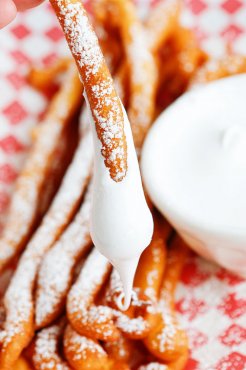 OMG these are Funnel Cake FRIES with Marshmallow Fluff Dip!! So fun!! Super easy method, what a great idea!