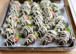 Let the white chocolate drizzle set (or place the baking sheet in the fridge again for few minutes), then serve.
