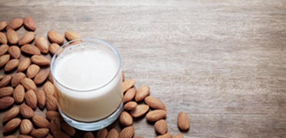 Recipe for fruit Smoothie with almond milk