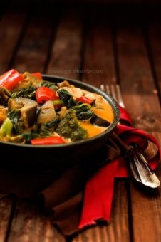 Thai Red Curry with Vegetables and Coconut Milk by Spicie Foodie | #curry #thai #vegetables #eggplant #coconutmilk #vegetarian
