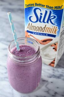 Vanilla Almondmilk and Berry Smoothie